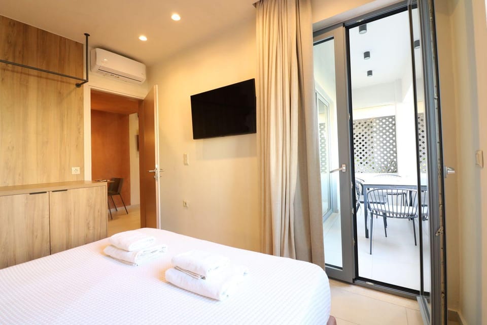 Bed, TV and multimedia, Photo of the whole room, Bedroom, towels, wardrobe, air conditioner