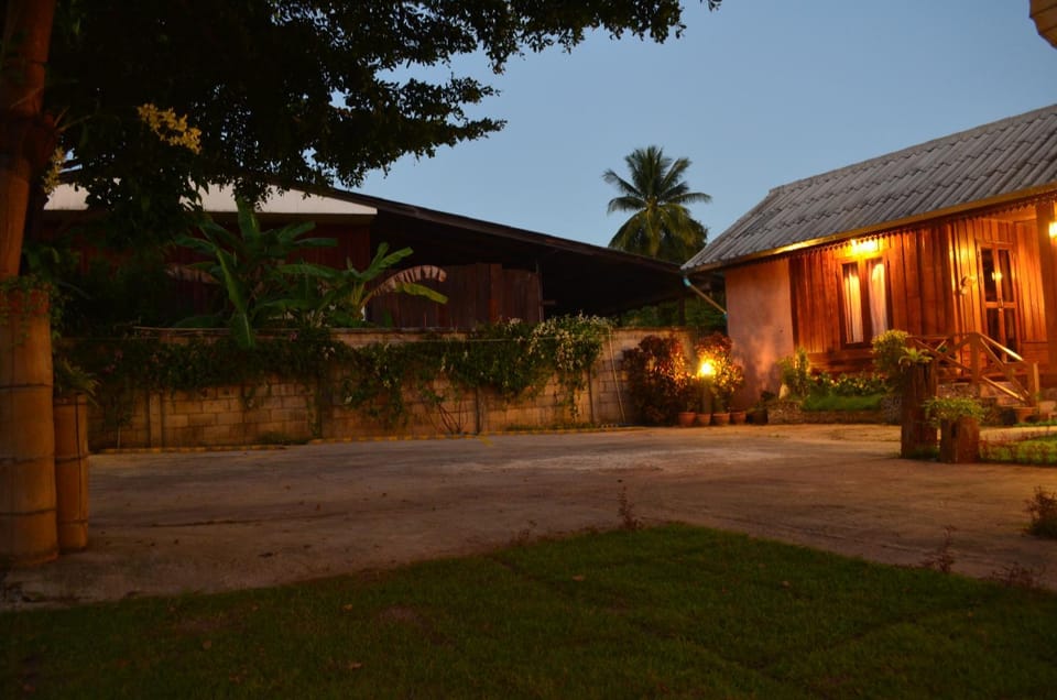 Patio, Facade/entrance, Garden, Garden, Balcony/Terrace, Decorative detail, On site, Garden view, Street view, Sunset