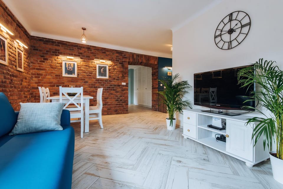 TV and multimedia, Living room, Photo of the whole room, Decorative detail, Seating area, Dining area