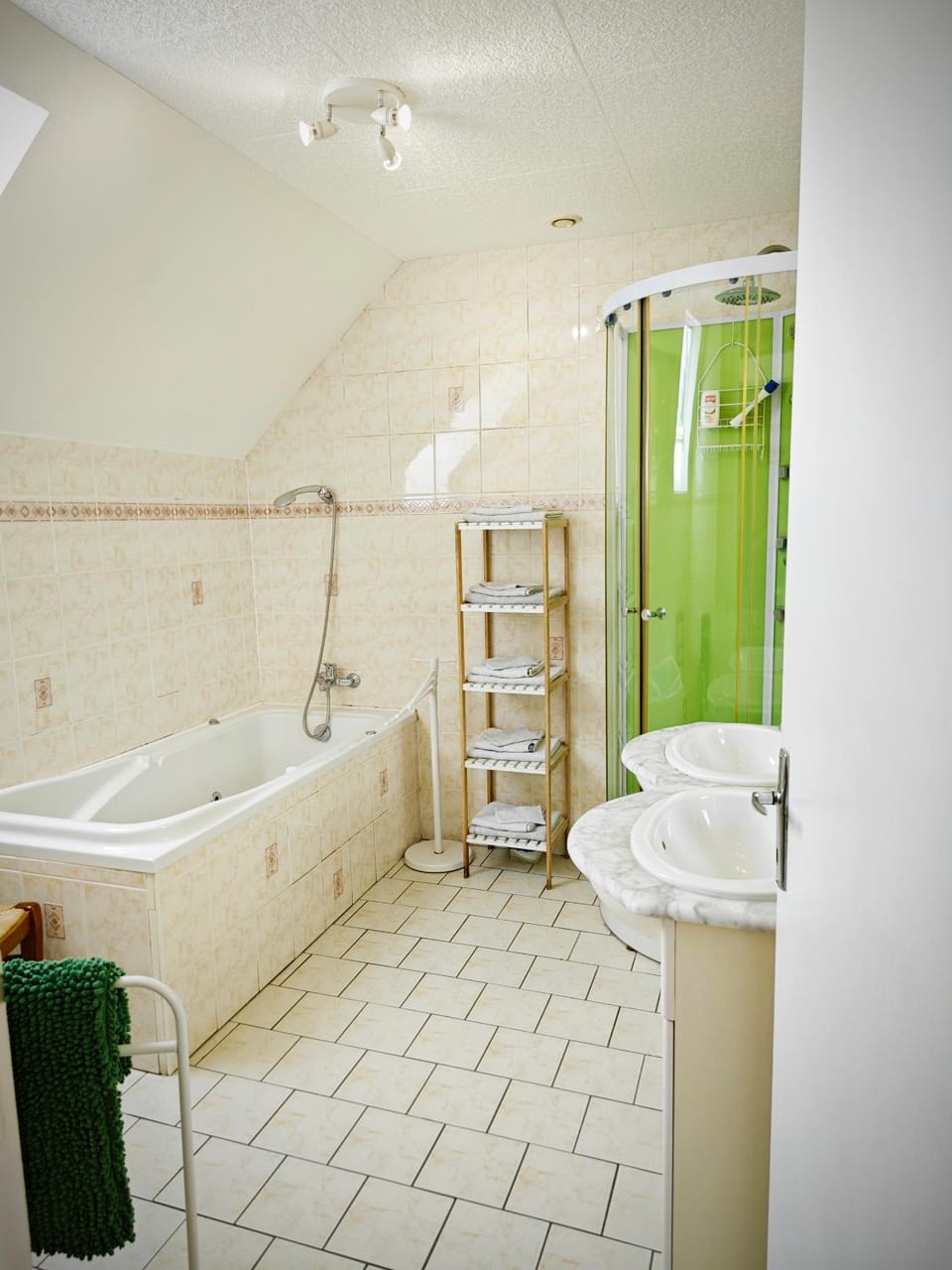 Shower, Hot Tub, Hot Tub, Bathroom, Photo of the whole room, Bath, towels