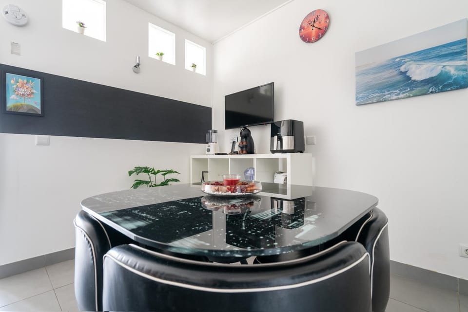 Coffee/tea facilities, Kitchen or kitchenette, Dining area