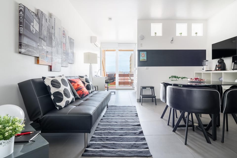 TV and multimedia, Kitchen or kitchenette, Living room, Seating area, Dining area