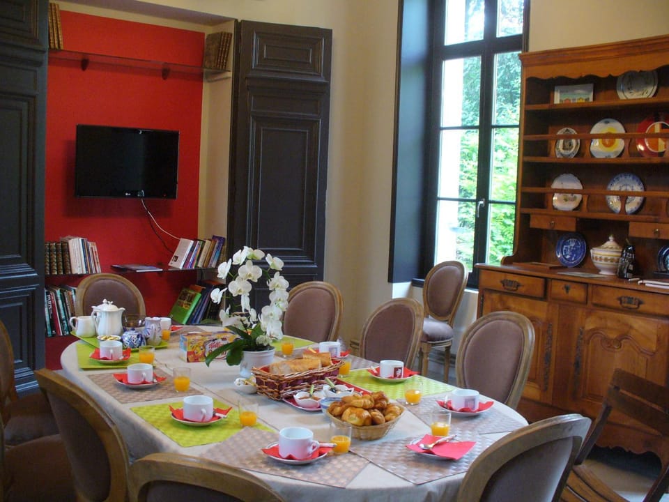 Restaurant/places to eat, Communal lounge/ TV room, Library, Lobby or reception, Continental breakfast, Drinks, Non alcoholic drinks