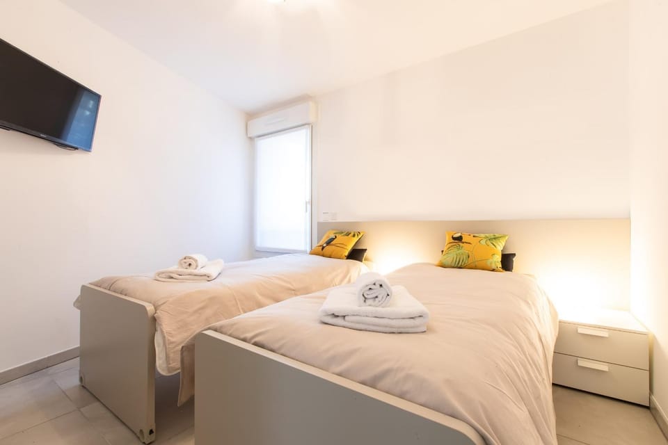 Bed, TV and multimedia, Photo of the whole room, Bedroom, towels