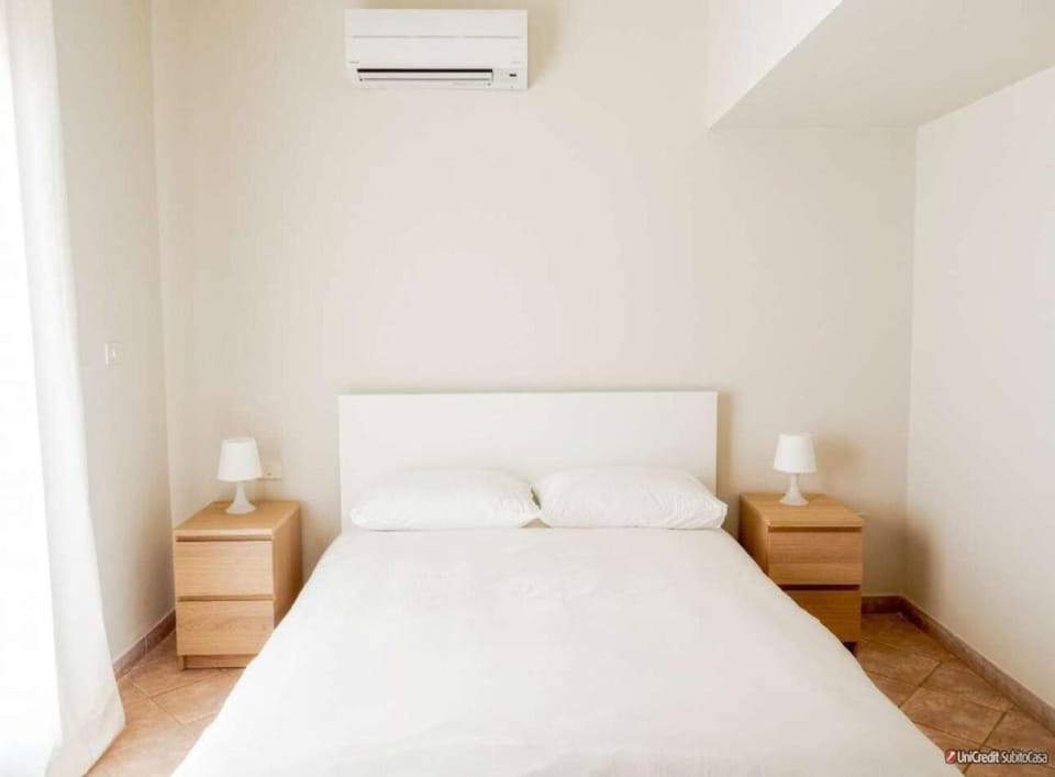 Bed, Photo of the whole room, Bedroom, air conditioner