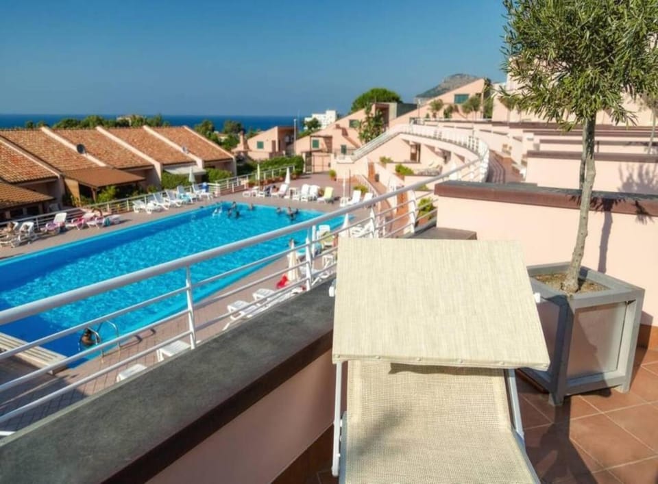 Day, Natural landscape, View (from property/room), Balcony/Terrace, Pool view, Sea view, Swimming pool, sunbed