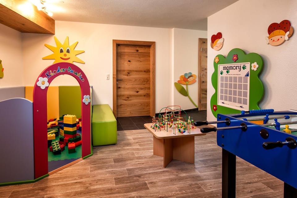 Toilet, Spring, Activities, Summer, Children play ground, Game Room, TV and multimedia, Other, Decorative detail, Seating area, Kids's club, Animals, Autumn, children, young children, older children