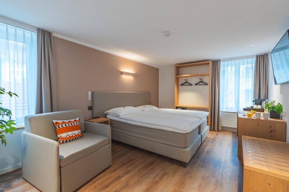 Bed, Photo of the whole room, Seating area, Bedroom