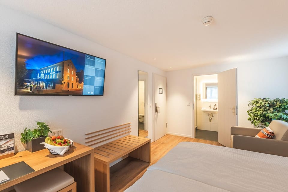 Bed, TV and multimedia, Photo of the whole room, Bedroom