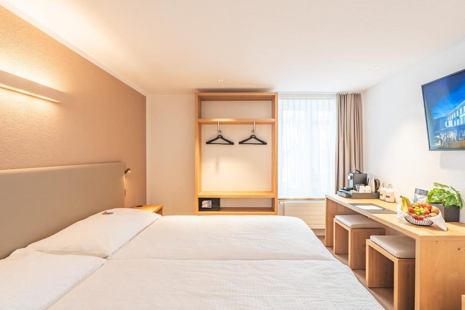 Bed, TV and multimedia, Photo of the whole room, Bedroom
