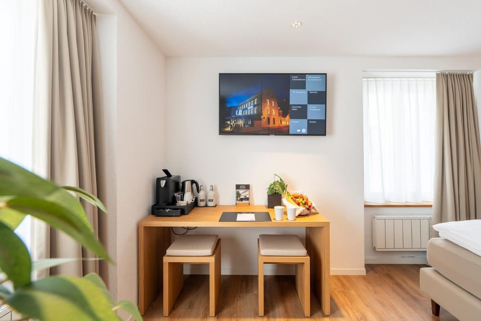 TV and multimedia, Photo of the whole room, Bedroom