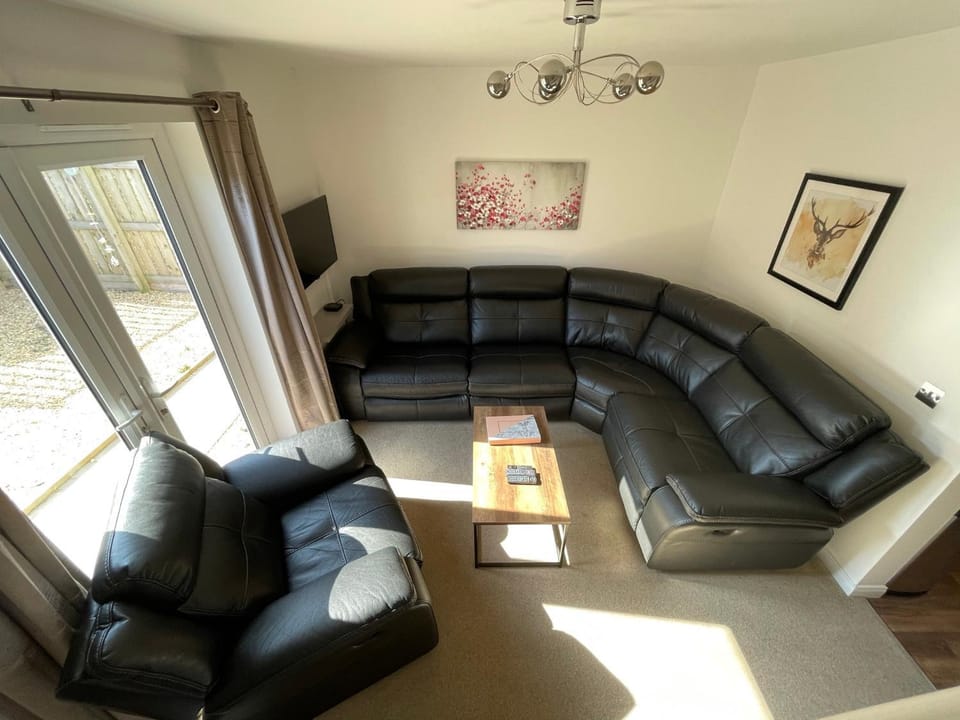 Gorsebank View, Stylish Modern 2-Bed Townhouse with Private Garden House in Inverness