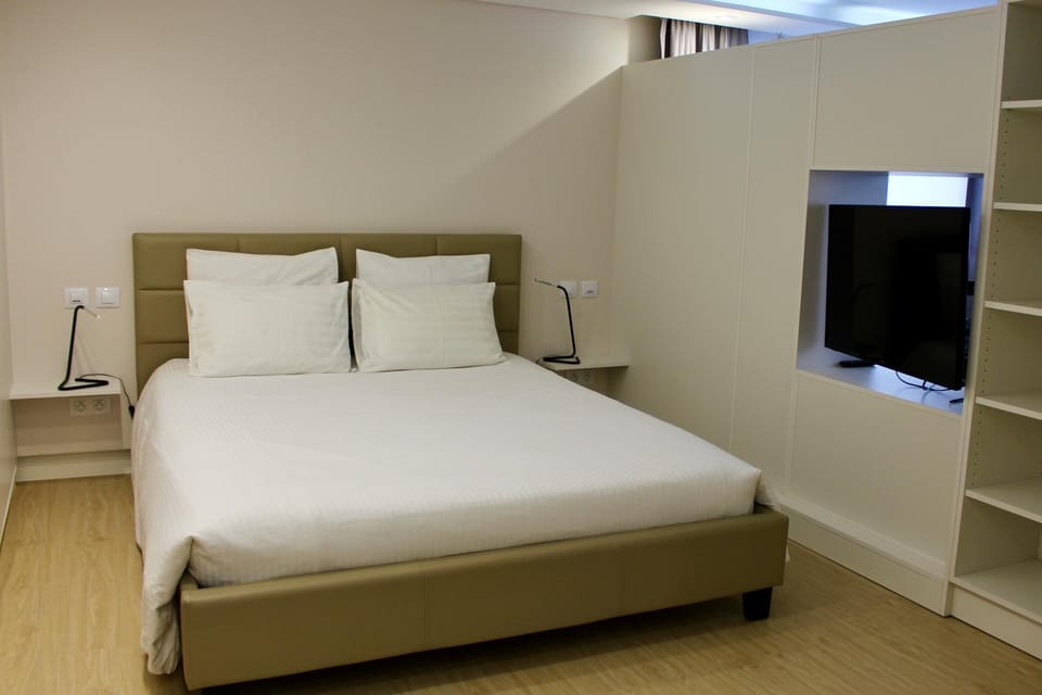 Bed, TV and multimedia, wardrobe