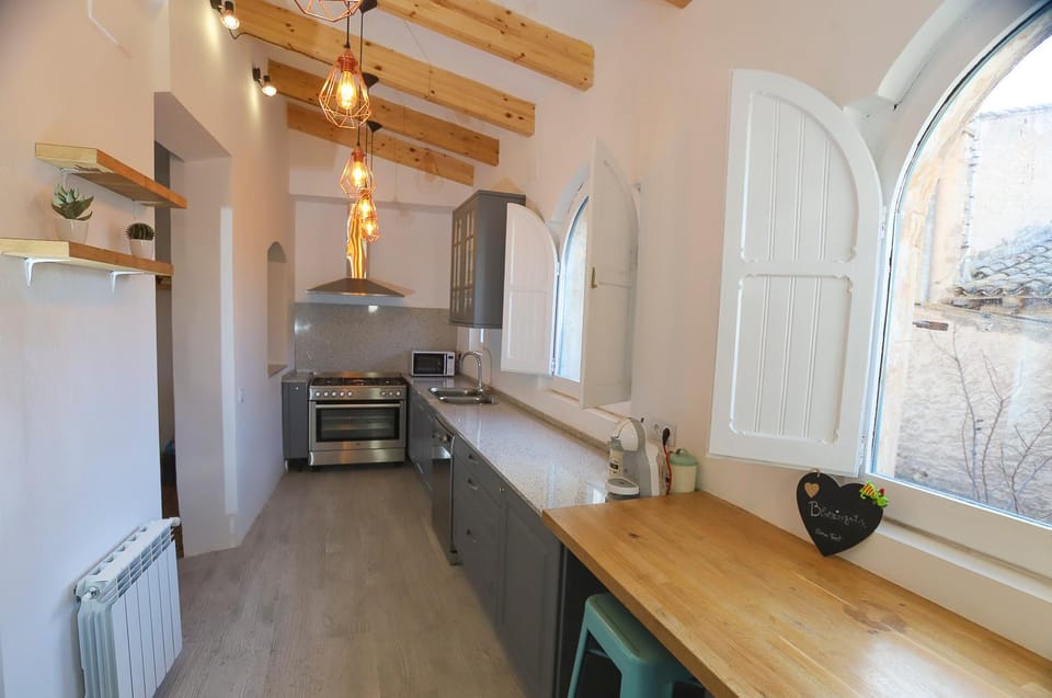Kitchen or kitchenette, Internal: Not applicable to any particular room