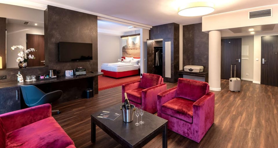 Restaurant/places to eat, TV and multimedia, Other, Photo of the whole room, Seating area, Bedroom