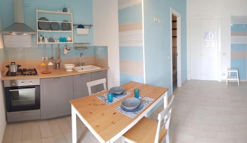 Coffee/tea facilities, Kitchen or kitchenette, Dining area, Communal kitchen