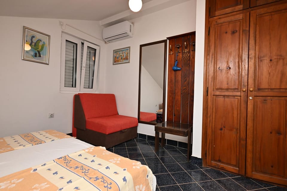 Bed, Photo of the whole room, Seating area, Bedroom