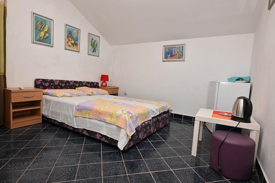 Photo of the whole room, Bedroom, minibar