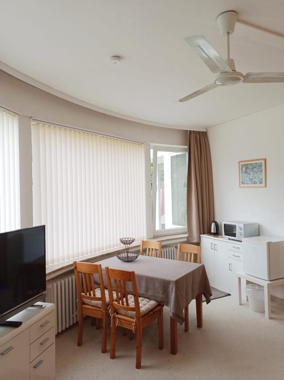 TV and multimedia, Living room, Seating area, Dining area