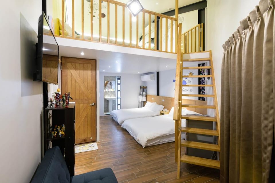 Bed, TV and multimedia, Photo of the whole room, Bedroom, bunk bed, towels, wardrobe