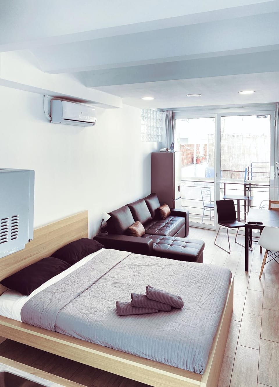 Bed, TV and multimedia, Living room, Photo of the whole room, Dining area, Bedroom, air conditioner