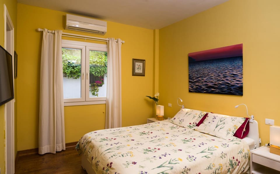 Photo of the whole room, Decorative detail, Bedroom