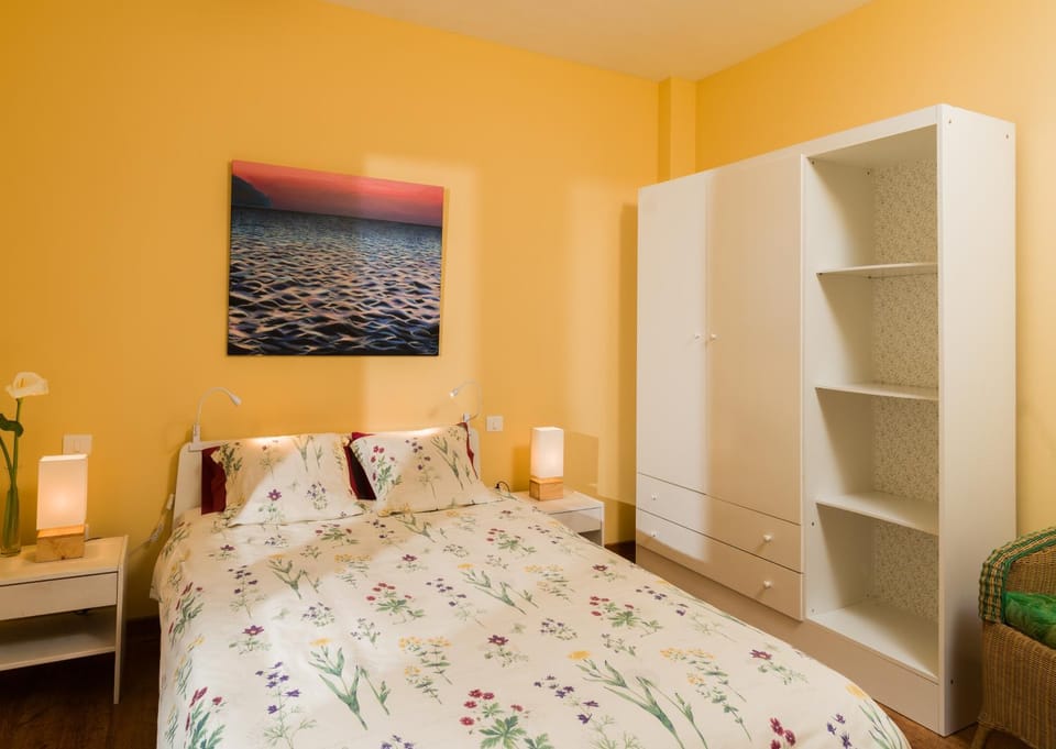 Photo of the whole room, Decorative detail, Bedroom