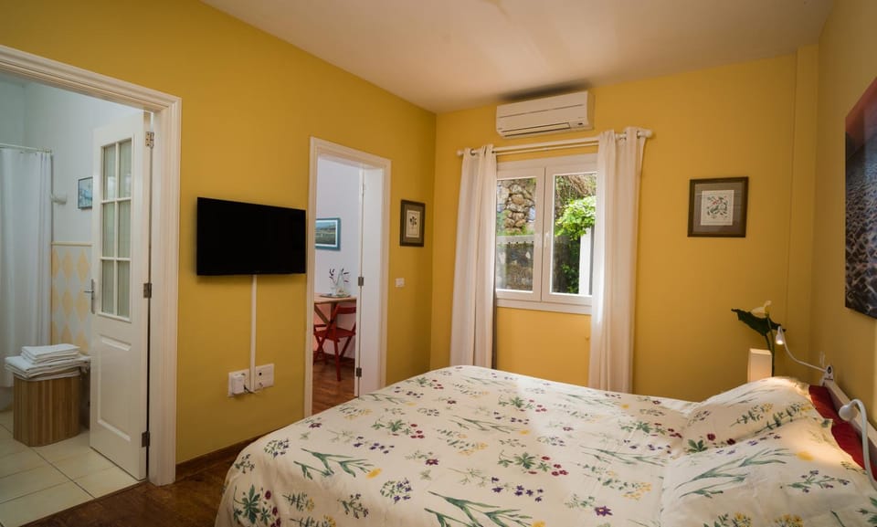 Photo of the whole room, Decorative detail, Bedroom