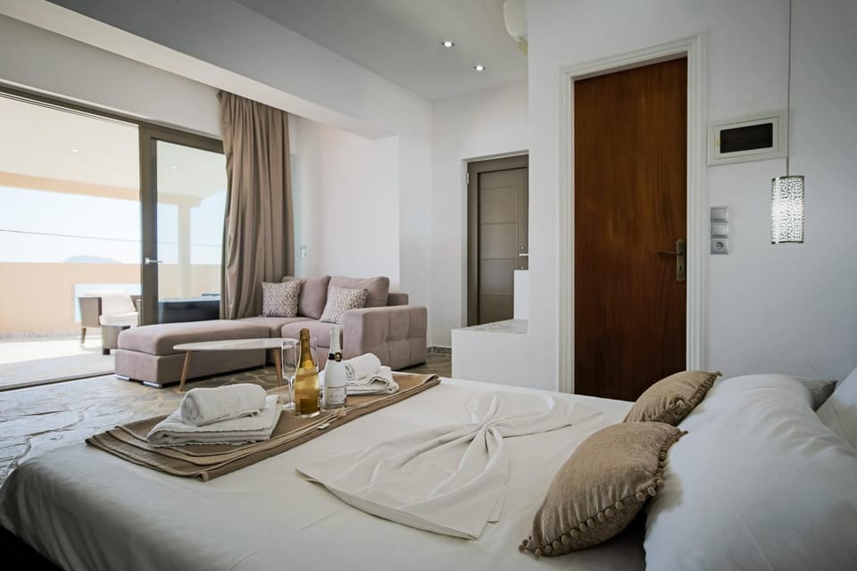 Living room, Seating area, Bedroom, Sea view, Alcoholic drinks, Non alcoholic drinks