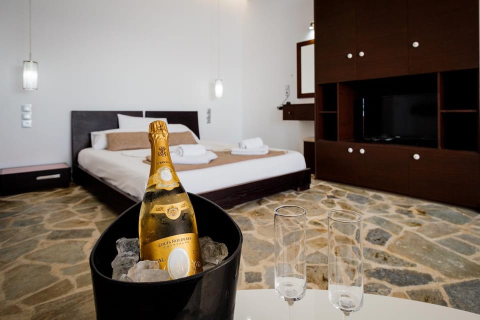Seating area, Bedroom, Sea view, Alcoholic drinks, Non alcoholic drinks