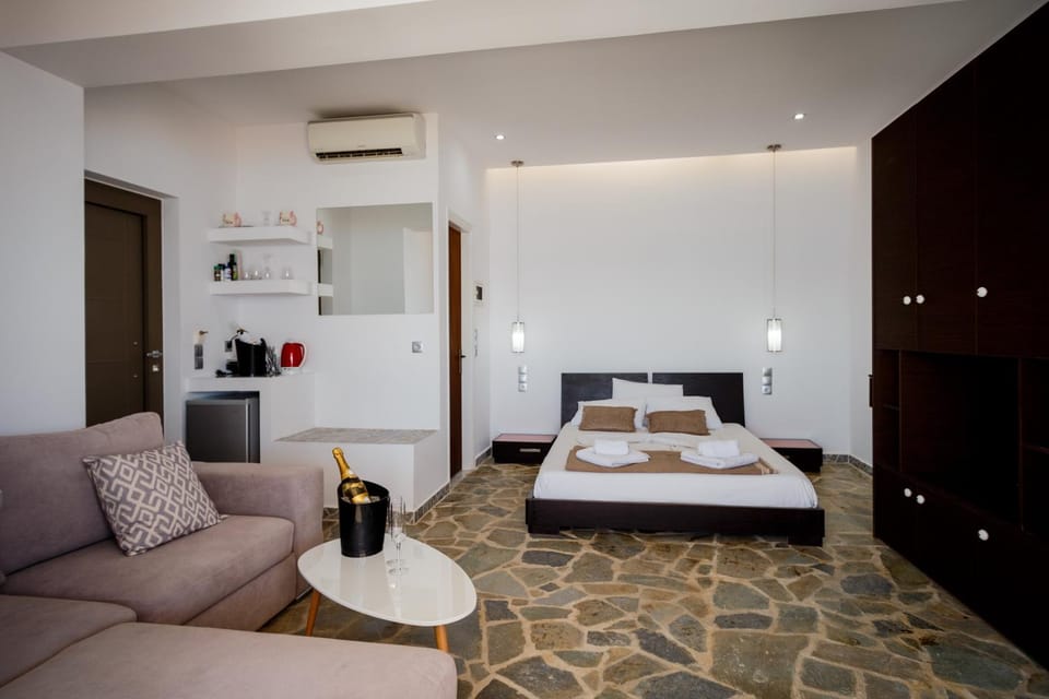 Living room, Seating area, Bedroom, Sea view, Alcoholic drinks, Non alcoholic drinks