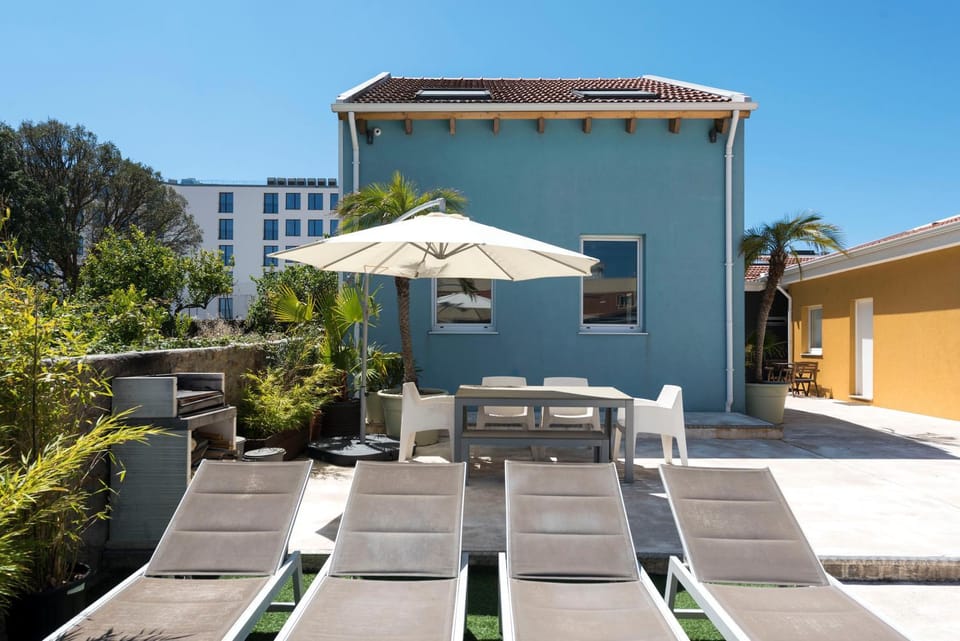 Patio, Day, sunbed