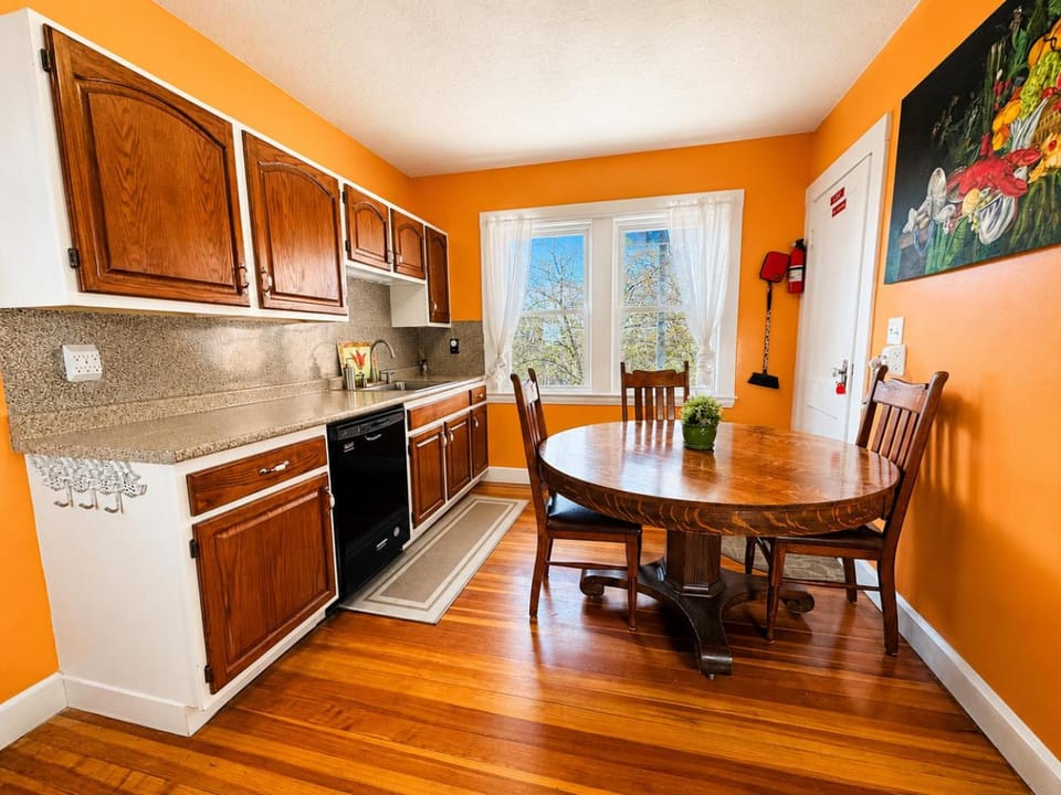 Dining area, kitchen