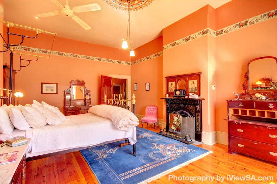 Bed, Kitchen or kitchenette, Living room, Seating area, Bedroom, Parking, fireplace, flat iron, hair dryier, internet, pet friendly, air conditioner