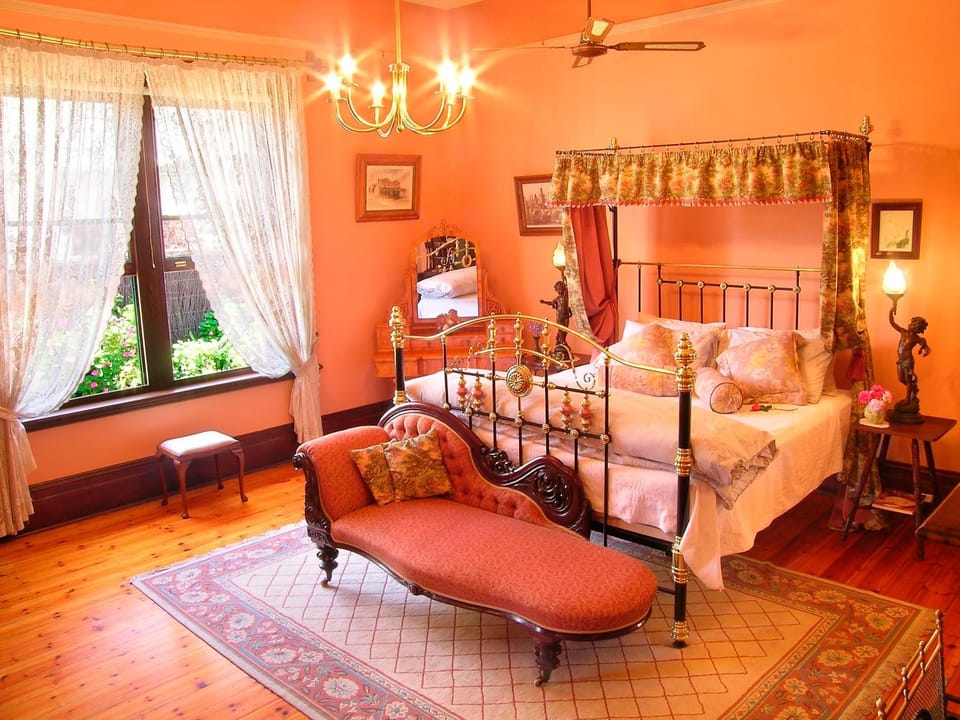 Bed, Garden, Living room, Seating area, Bedroom, Parking, fireplace, internet, air conditioner