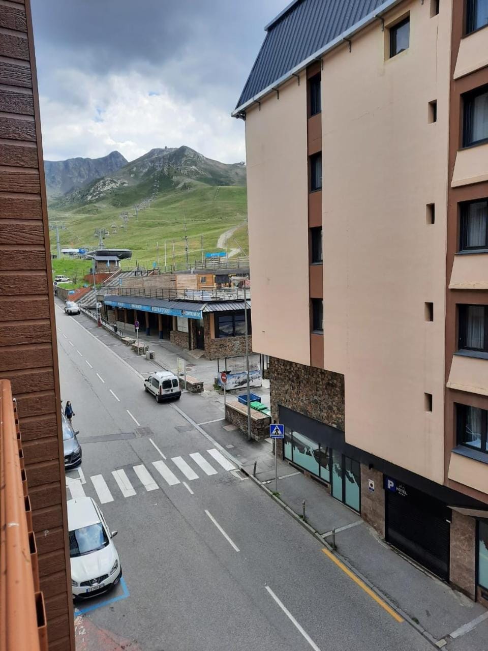 Balcony/Terrace, Pets, Mountain view, Street view