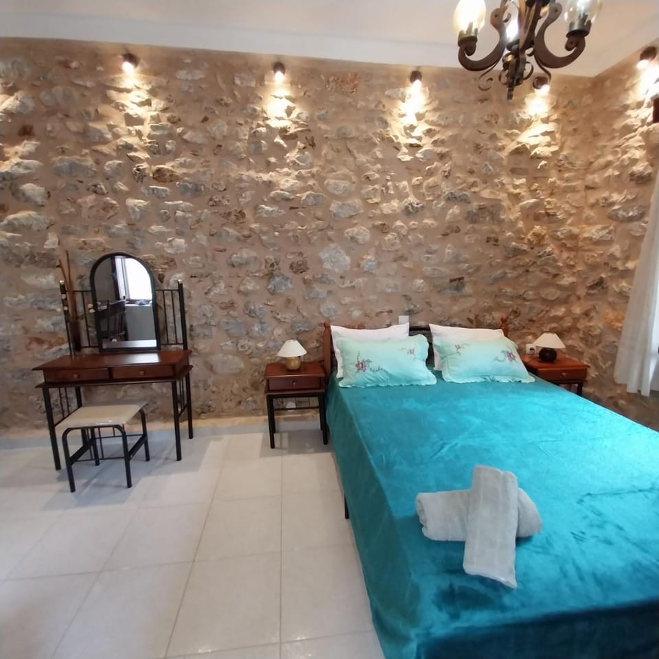 Bed, Photo of the whole room, towels