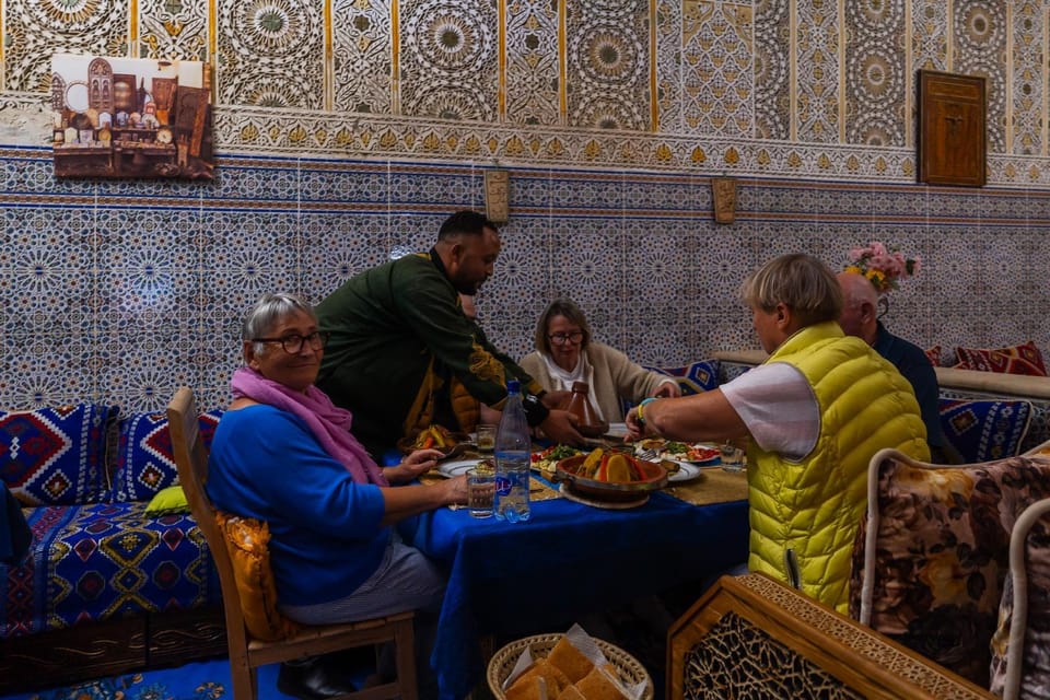 Restaurant/places to eat, People, Food and drinks, Banquet/Function facilities, Food, group of guests