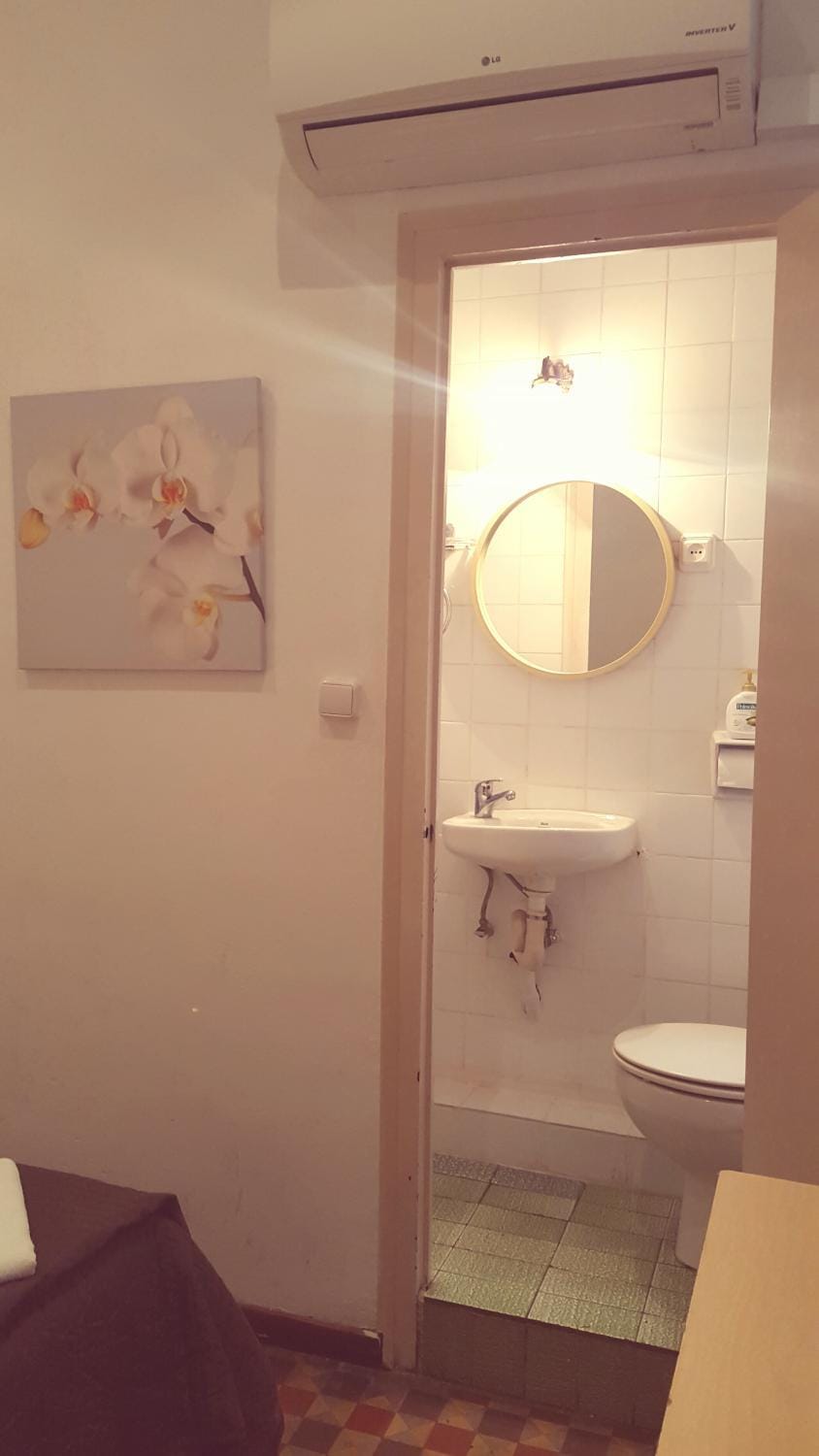 Hostal Lima Bed and Breakfast in Barcelona
