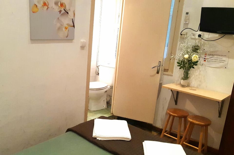 Hostal Lima Bed and Breakfast in Barcelona
