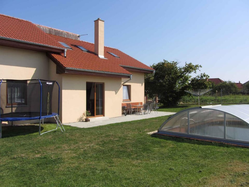 Property building, Summer, Swimming pool