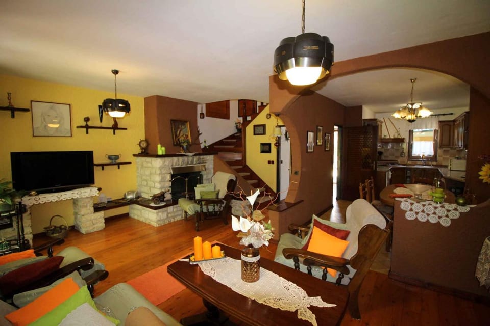 Living room, Seating area, Dining area, fireplace