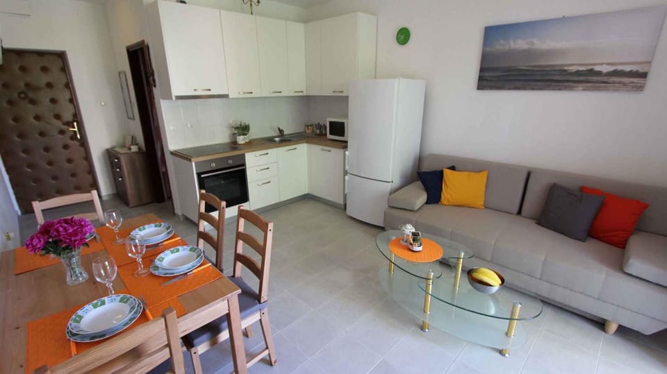 Kitchen or kitchenette, Living room, Seating area, Dining area