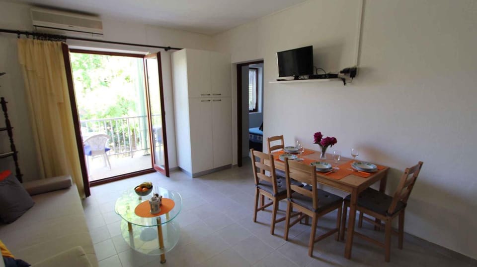 TV and multimedia, Living room, Seating area, Dining area, air conditioner
