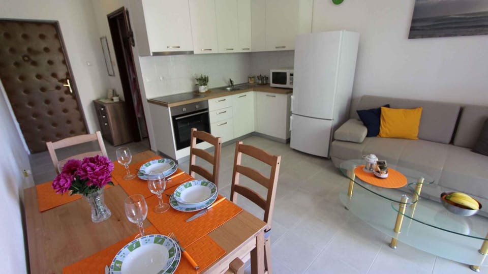 Kitchen or kitchenette, Living room, Seating area, Dining area, microwave