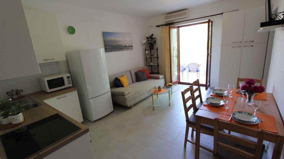 Kitchen or kitchenette, Living room, Seating area, Dining area, microwave, air conditioner