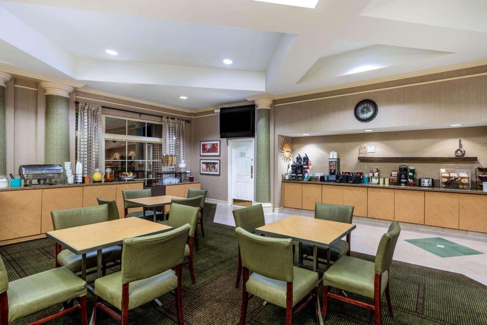 Restaurant/places to eat, Dining area, On site, Breakfast