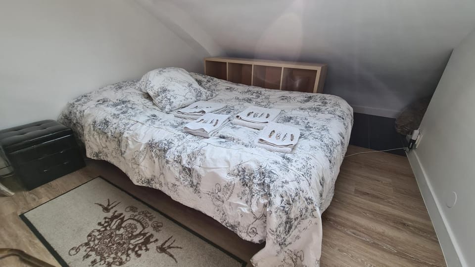 Bed, Photo of the whole room