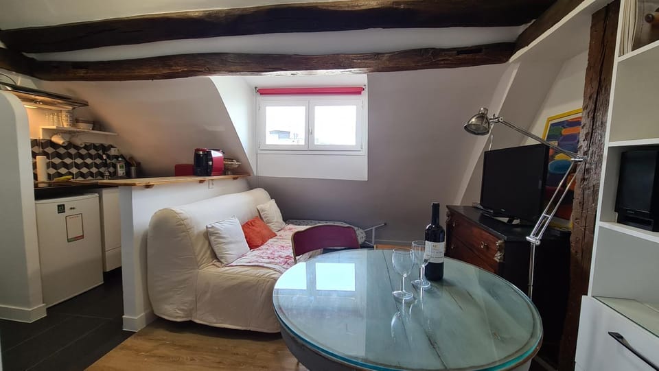 TV and multimedia, Living room, Lounge or bar, Seating area, Dining area