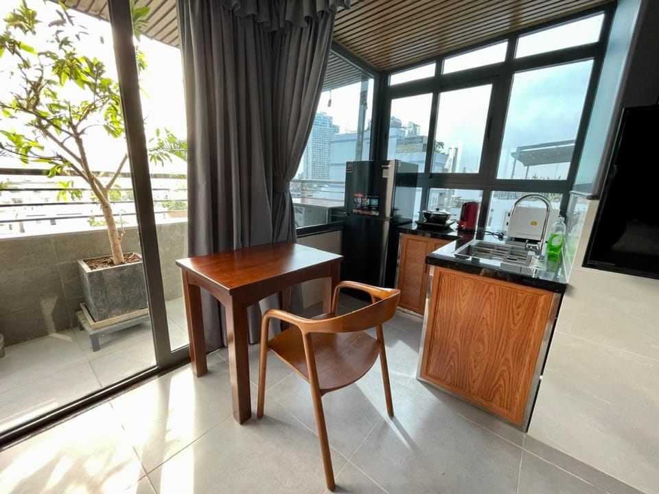 Kitchen or kitchenette, Seating area, Dining area